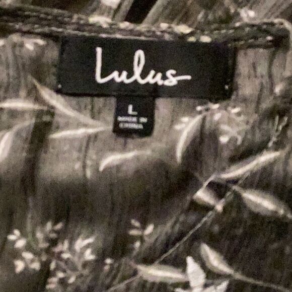 Lulu’s Flowered Blouse - Picture 4 of 5